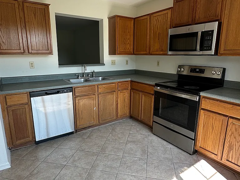 597 Rasco Rd E — Photo 4