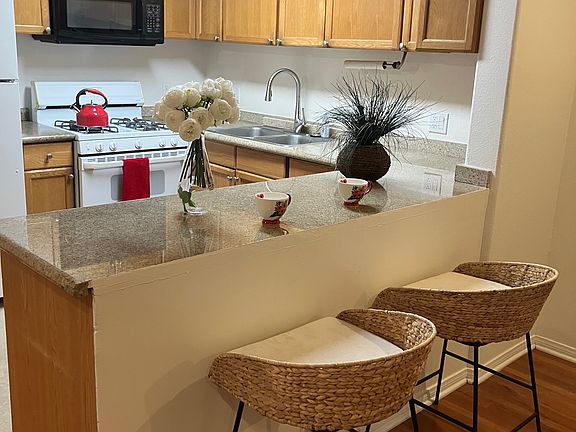 3rd image of 1952 Selby Ave #103