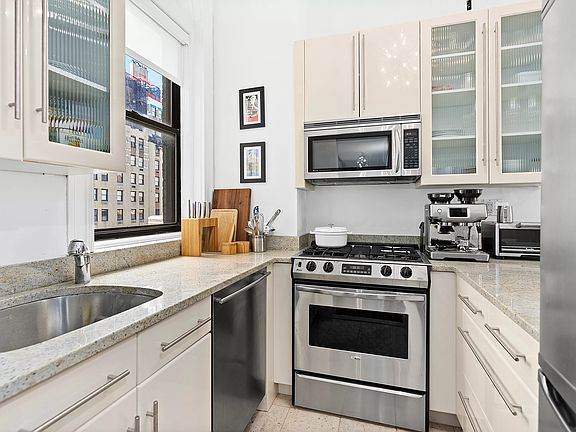 3rd image of 61 E 77th St APT 8E