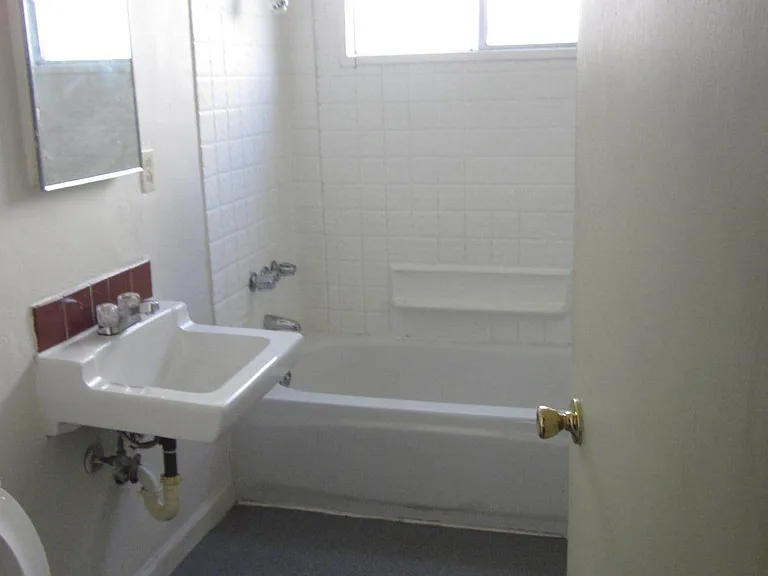 712 N G St #B — Photo 2