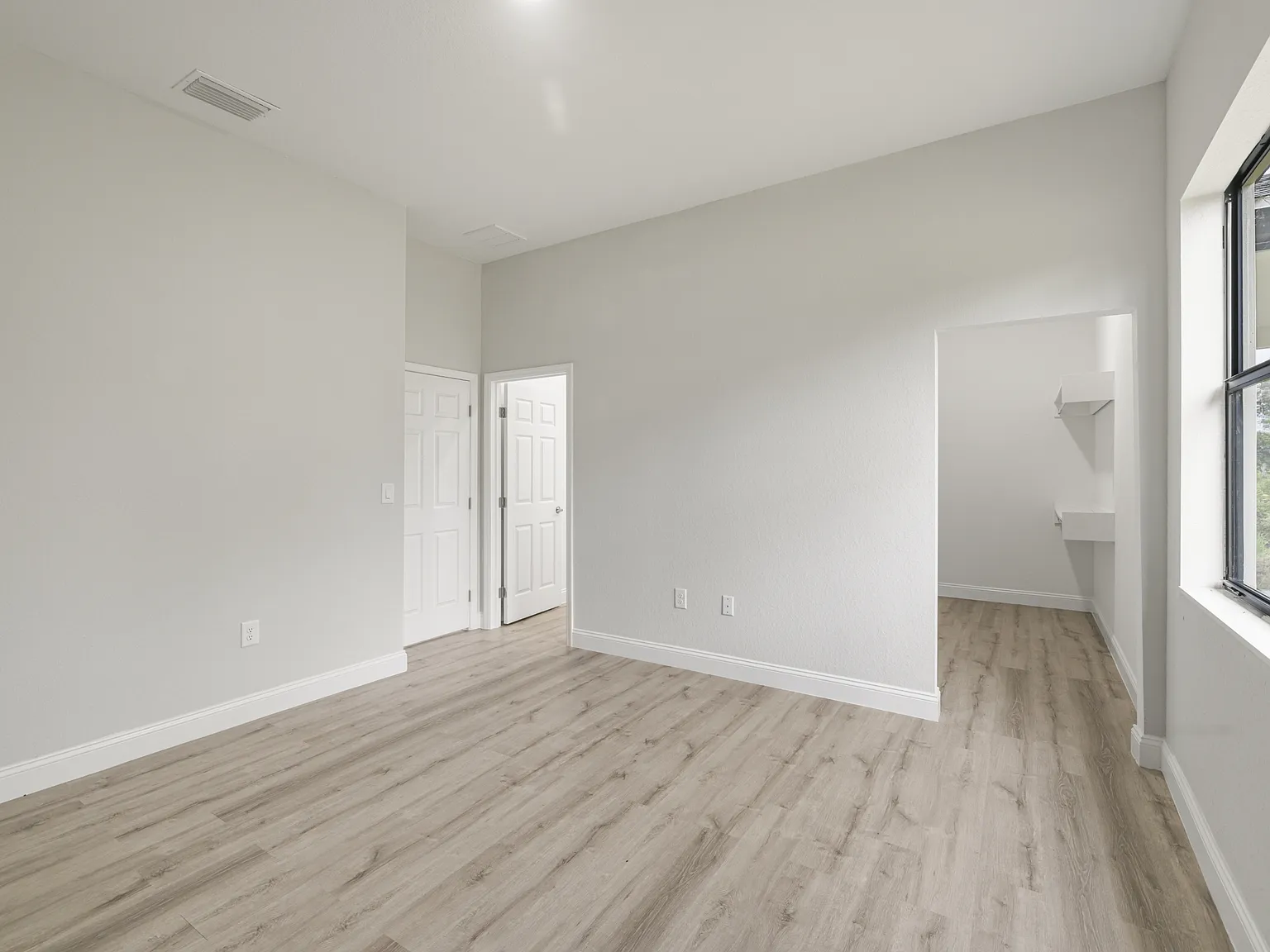 851 Carbon Street East - 1 — Photo 2