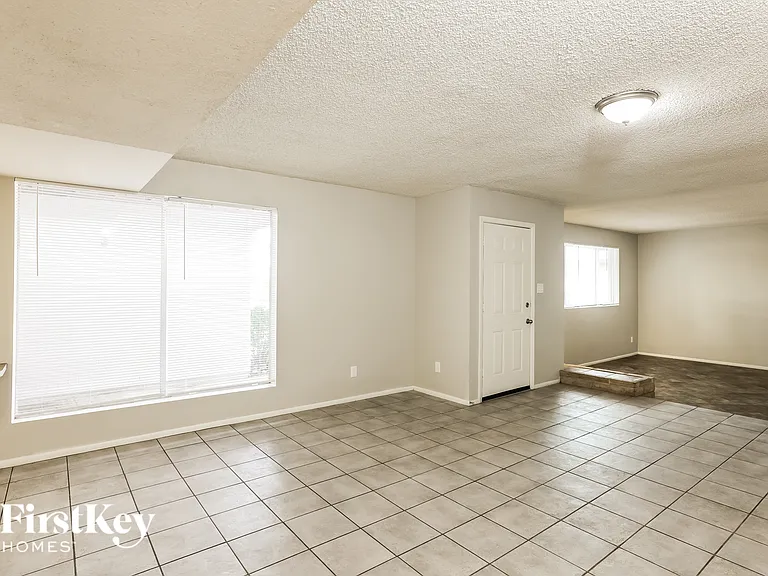 9047 N 36th Dr — Photo 4