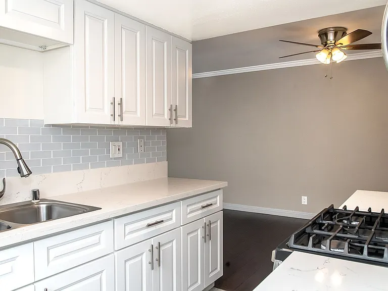 226 E Elmwood Ave — Photo 10
