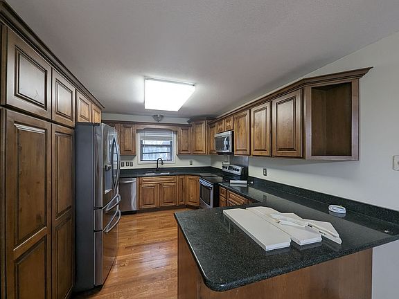 4th image of 180 Pool Dr