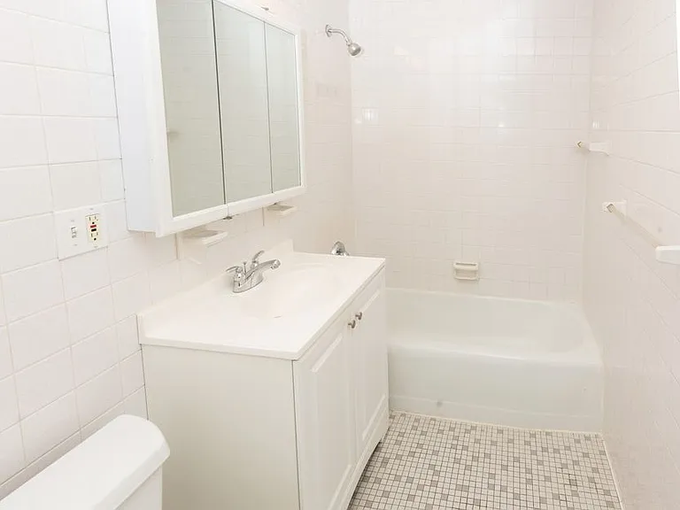 Lakewood Apartments — Photo 12