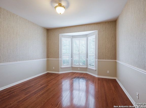 3rd image of 915 Queens Oak