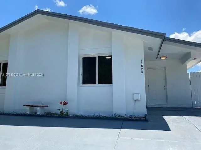 3 bed, 1365 sqft, $3,350 — Photo 2