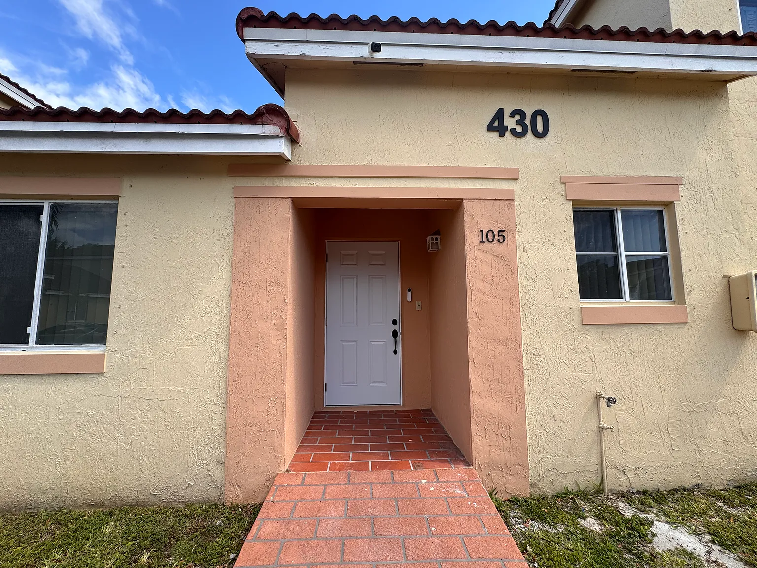 3 bed, 1050 sqft, $2,950 — Photo 1