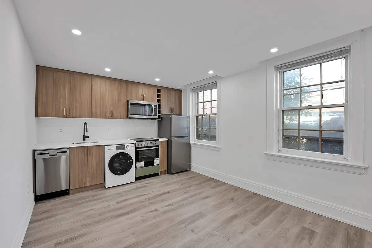 Building Photo - 917 Saint Clair Ave W