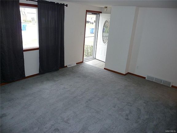 5th image of 61 Marilyn Dr