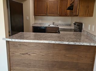 720 W 12th St #214, Newton, KS 67114