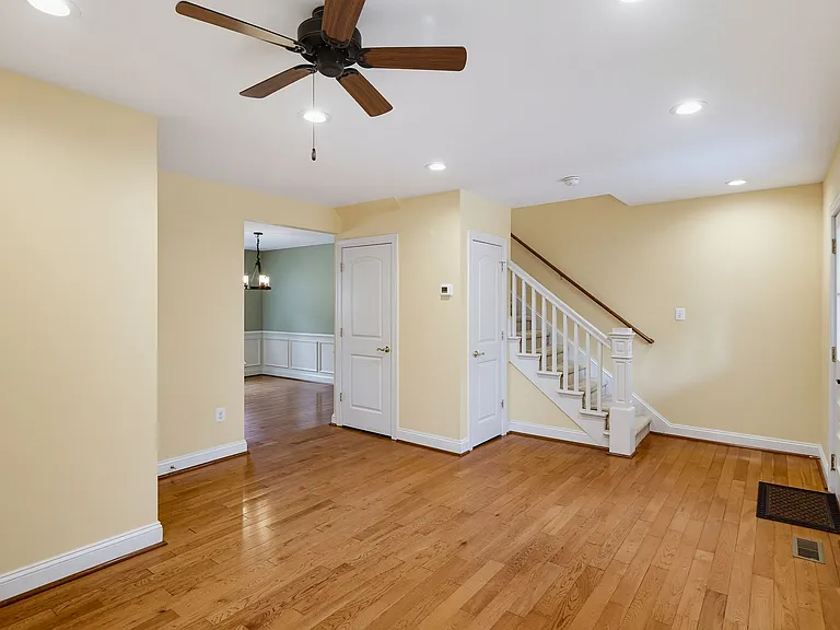 225 E 5th St — Photo 18