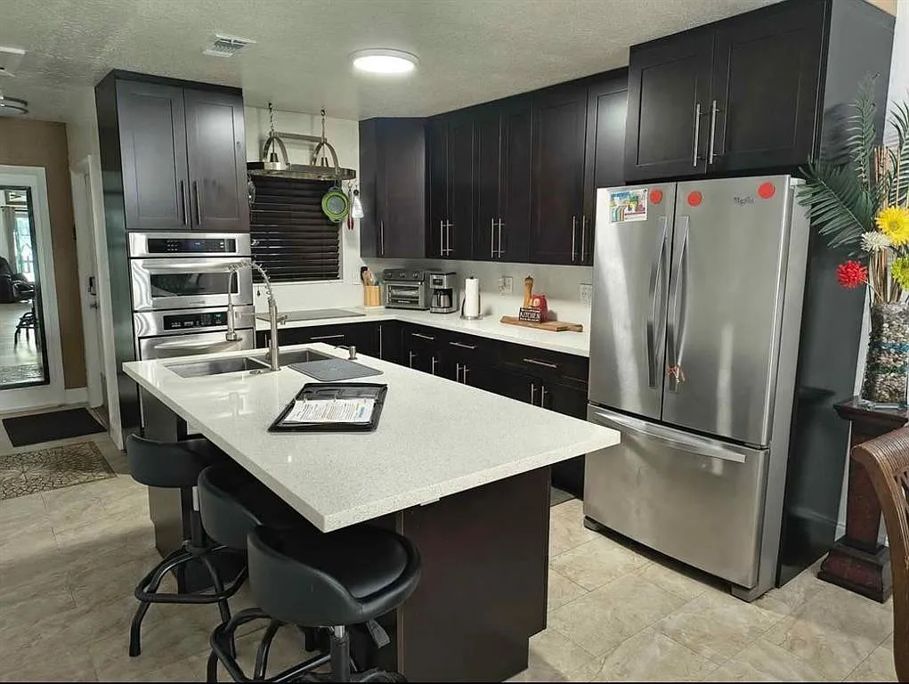 3 bed, 2.0 bath, 1056 sqft, $3,000 — Photo 2