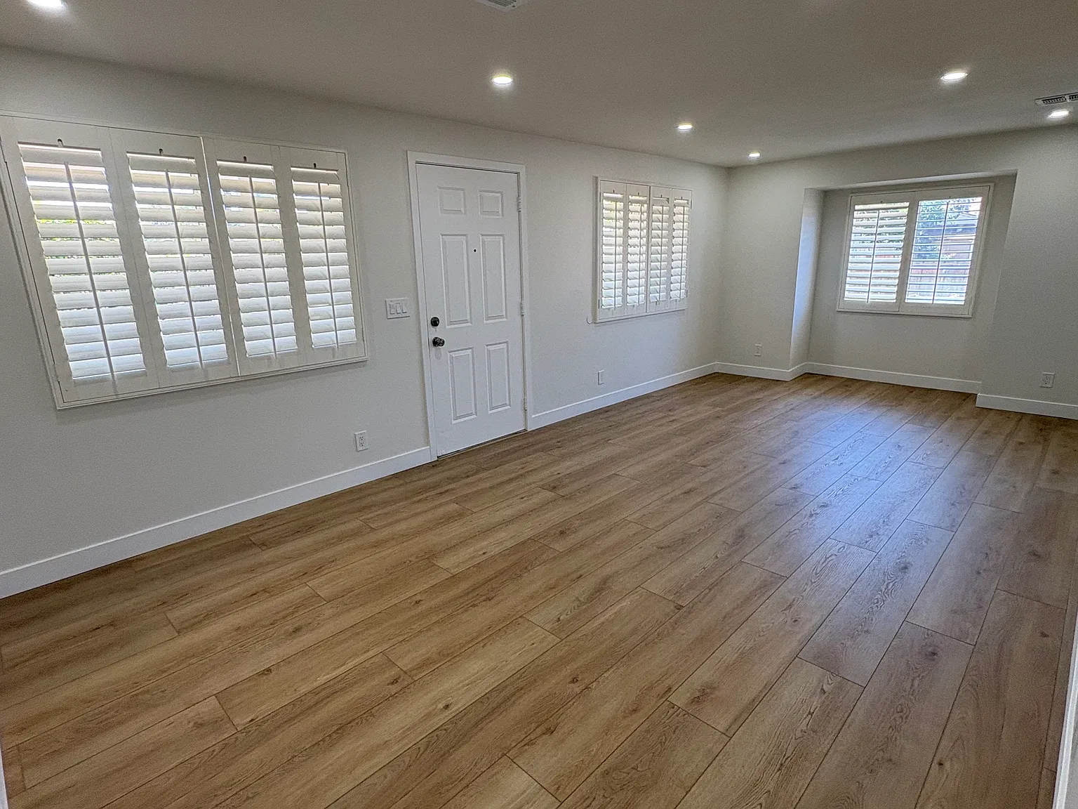 3 bed, 940 sqft, $3,800 — Photo 2