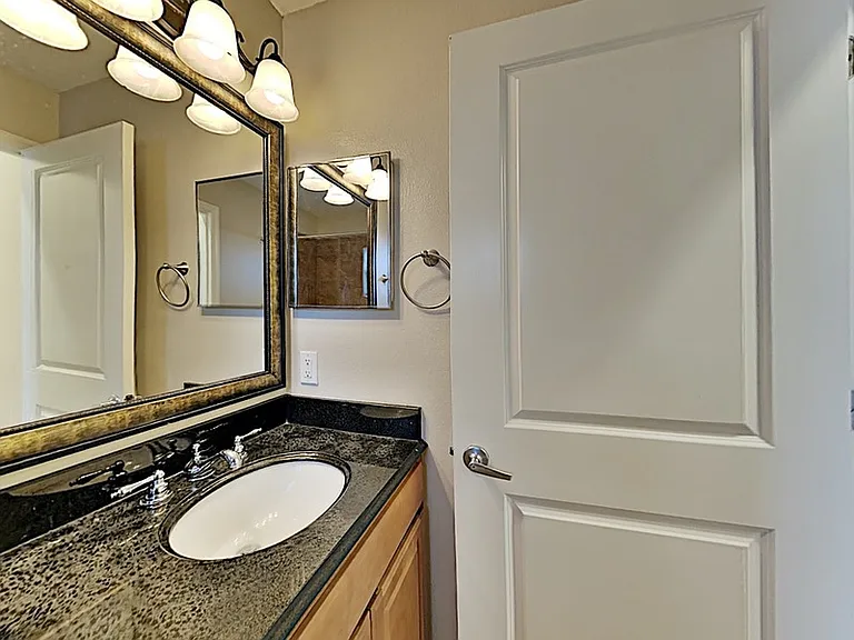 1210 Catherine St — Photo 14