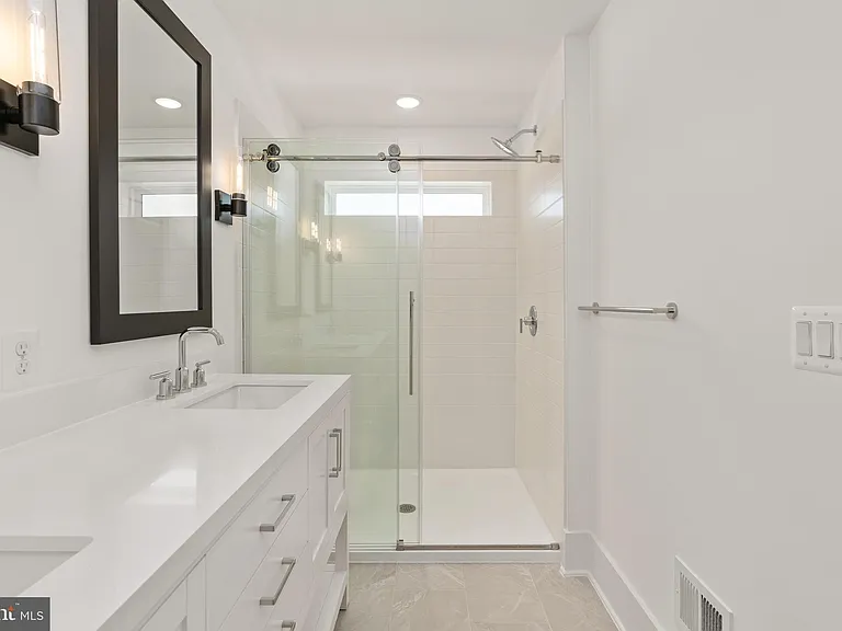 9207 Forkleaf Oak Dr — Photo 37