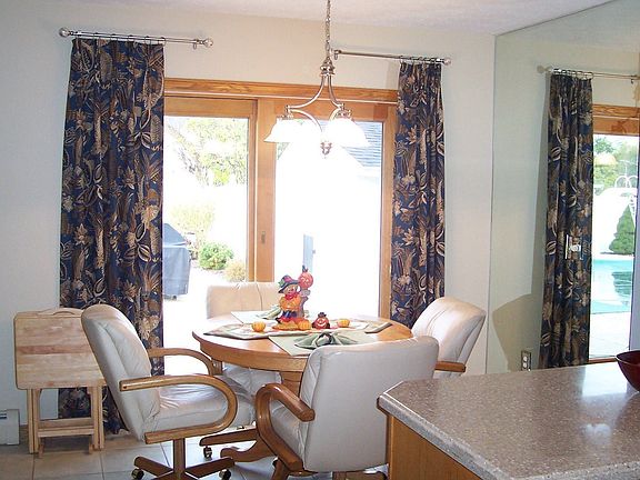 Eatin kitchen to pool