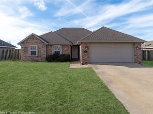 1393 Hutchinson St, Pea Ridge, AR 72751