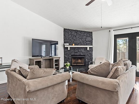 3rd image of 836 Village Dr