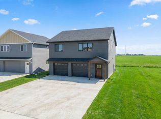 2106 Elm St, Hull, IA 51239