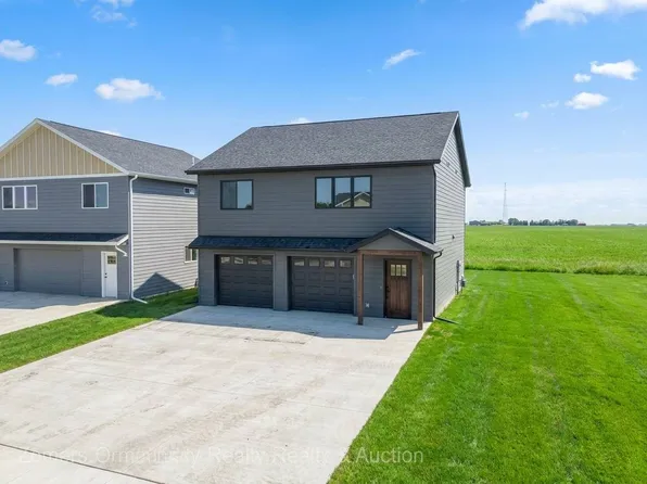 2106 Elm St, Hull, IA 51239