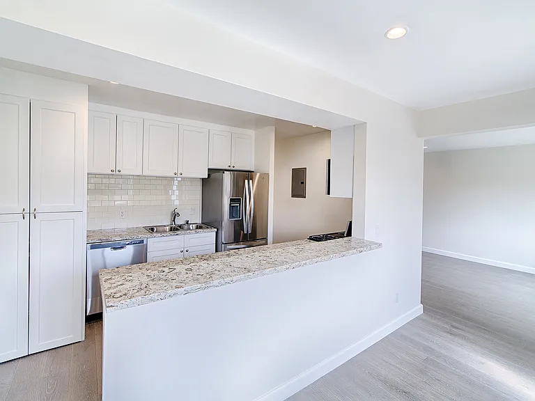 635 Westminster Ave #3 — Photo 3