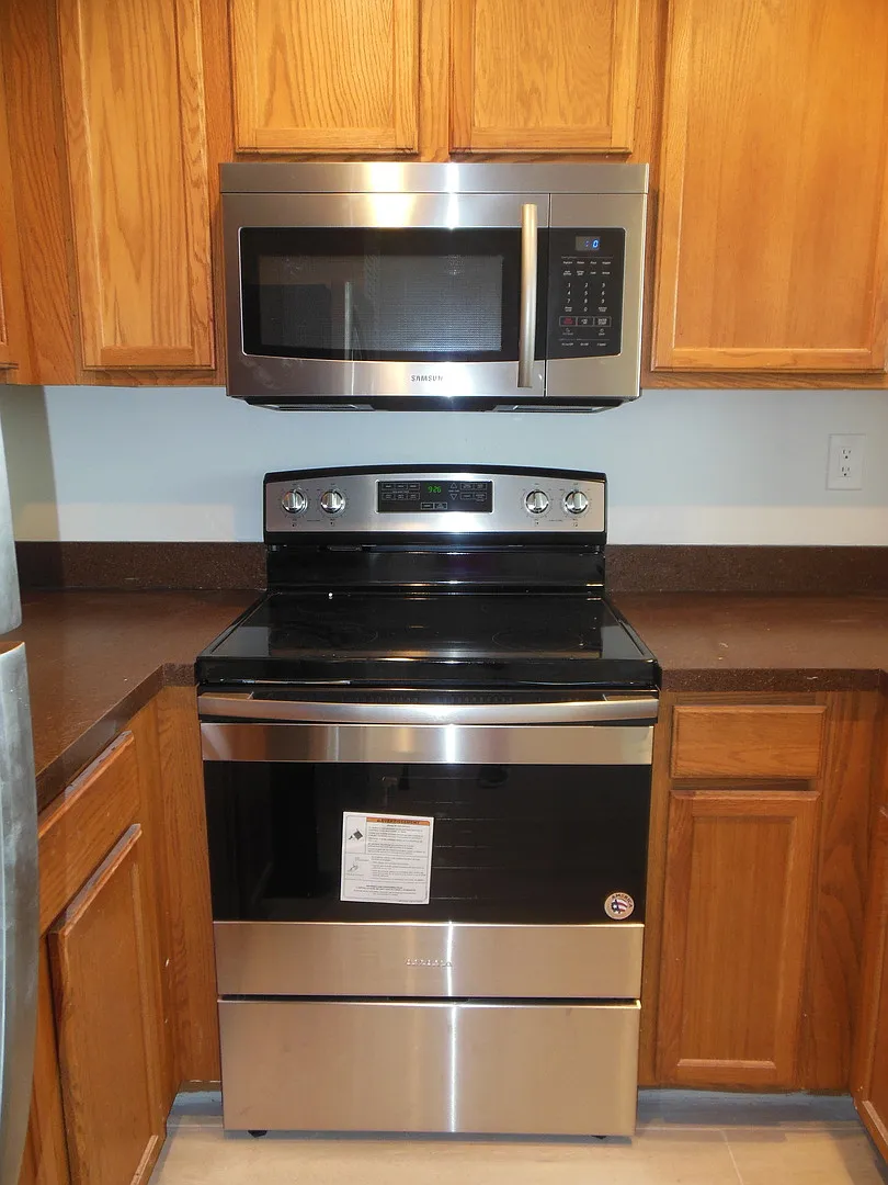 One Bedroom One Bathroom! Waterfront Community — Photo 2