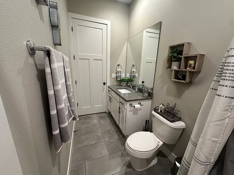 Guest bath with tub/shower