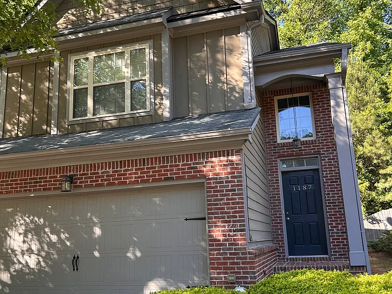 1187 Kendrew Pass — Photo 2