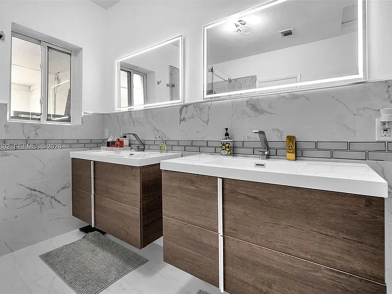 1235 NE 88th St — Photo 20