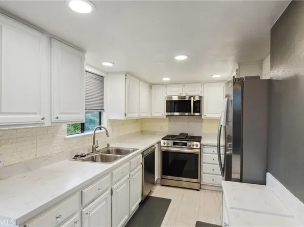 8710 Independence Ave APT 301, Canoga Park, CA 91304