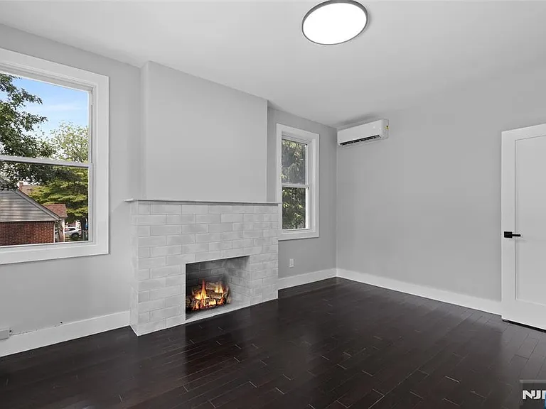 561 Grand Ave — Photo 6