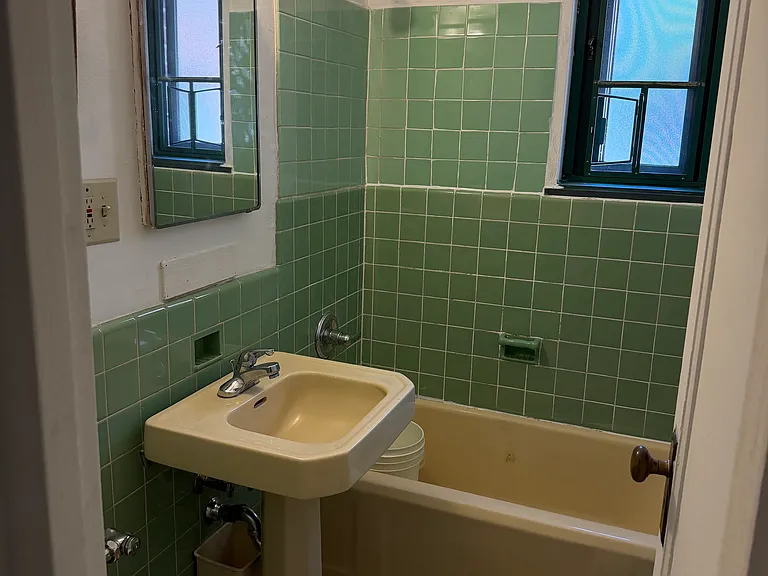 1925 McGraw Ave #MB — Photo 4