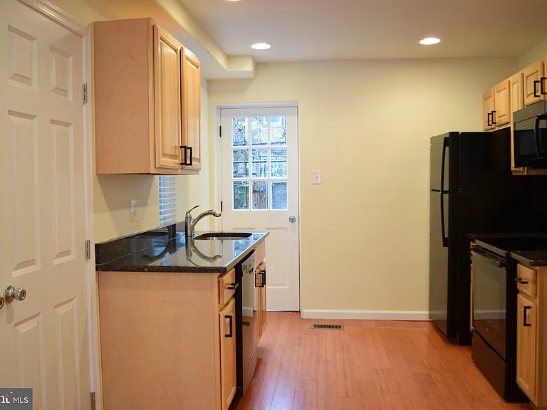 2132 Sigel St — Photo 5