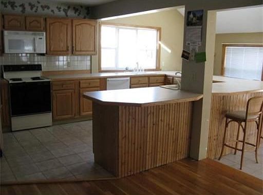 2nd image of 688 Willard St