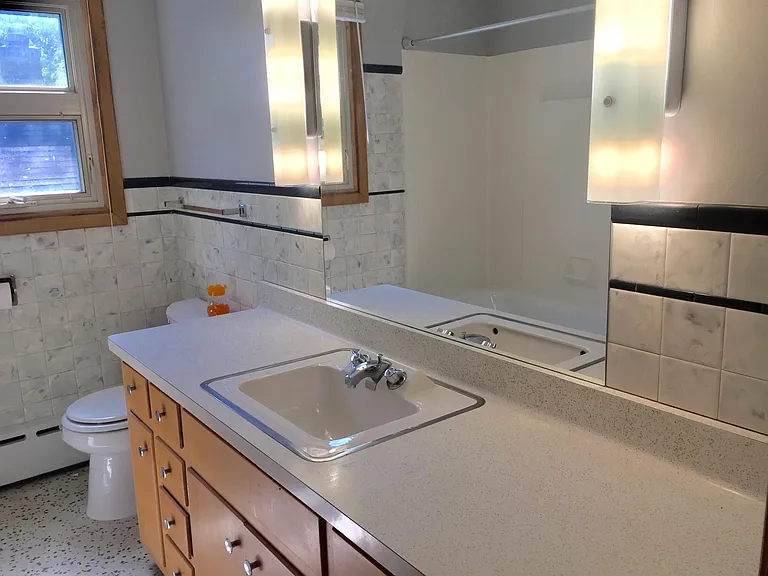 Bathroom 2 (2nd floor)