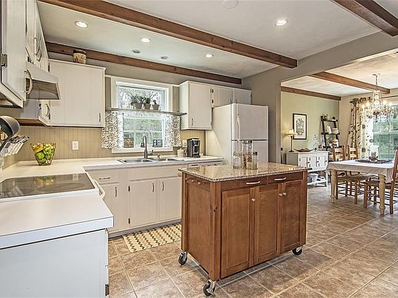 5th image of 40 Heritage Dr