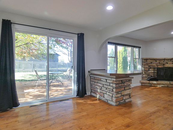 3rd image of 727 Woodside Dr