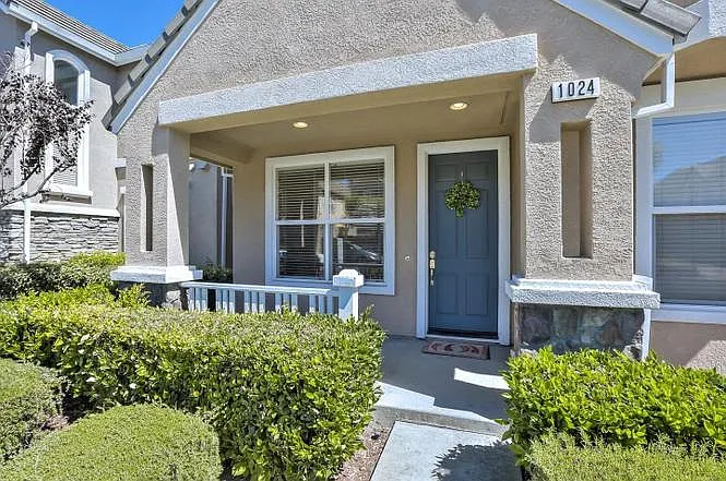 4 bed, 2.5 bath, 1690 sqft, $7,900 — Photo 2