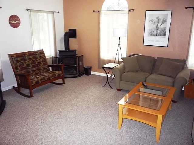 4 bed, 2373 sqft, $4,400 — Photo 3