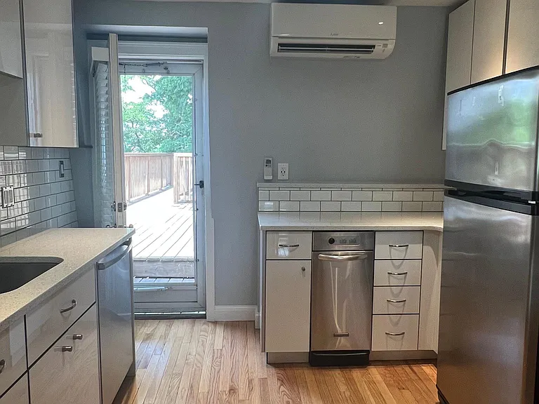 762 E Broadway #4 — Photo 2