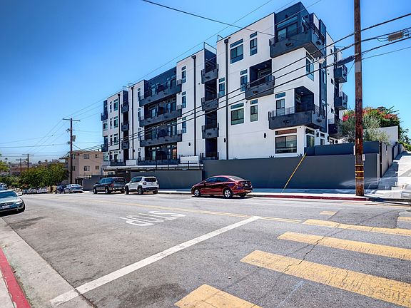 4th image of 338 N Mariposa Ave #202