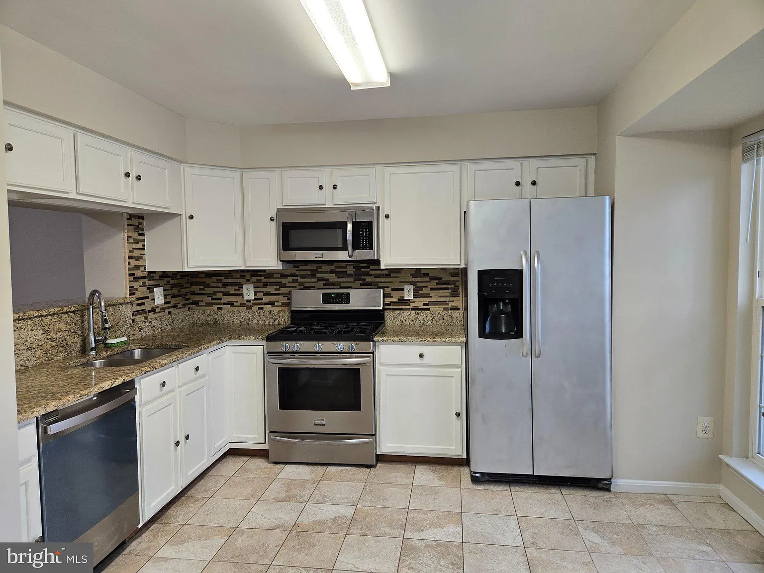 3 bed, 3.5 bath, 1840 sqft, $3,000 — Photo 2