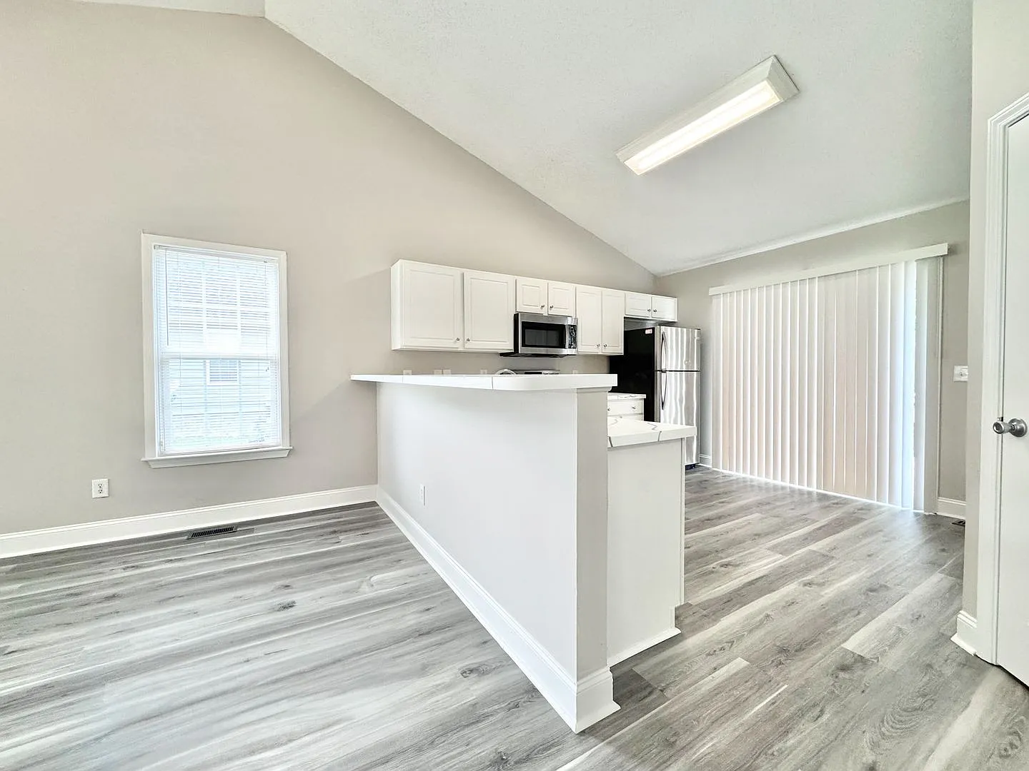 Wonderful Lakefront 4 Bedroom, 2 Bath in St. Clos subdivision off Creekridge Road — Photo 4