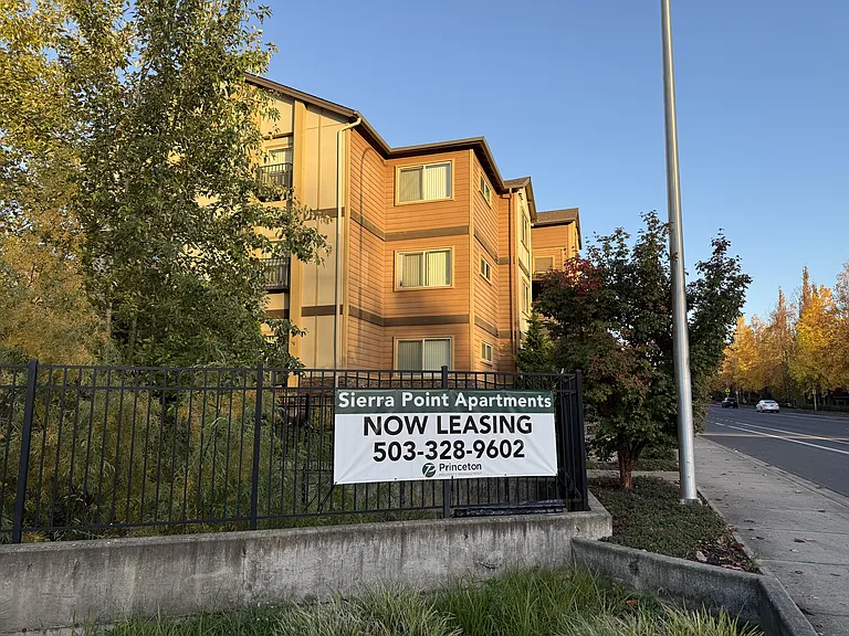 Sierra Point Apartments — Photo 25