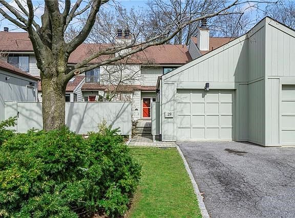 Welcome to 29 Pine Ridge in Larchmont