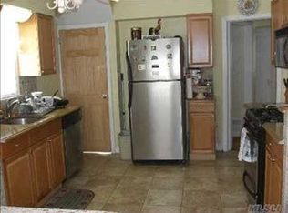 299 Andrews Rd, Mineola, NY 11501