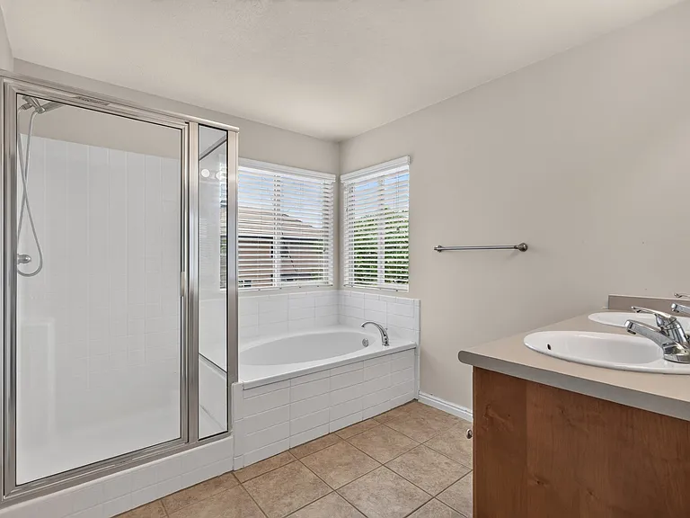 2867 W Shady Hollow Ln — Photo 5