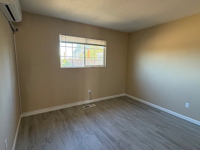 3496 Crestview Dr — Photo 4