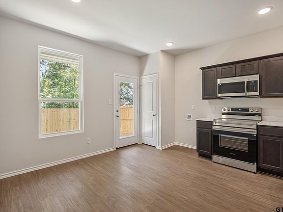 4th image of 610 Park Central